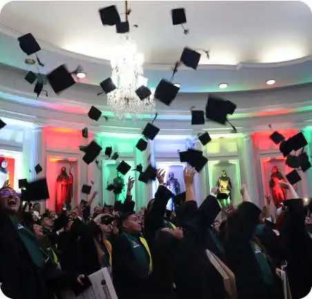 Egresados de Ingeniería Mecatrónica de la Universidad de América celebrando su grado