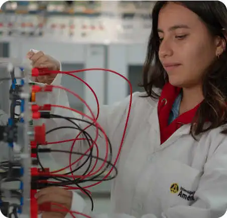 Estudiante de Ingeniería Mecatrónica de la Universidad de América realizando prácticas con cableado eléctrico en laboratorio