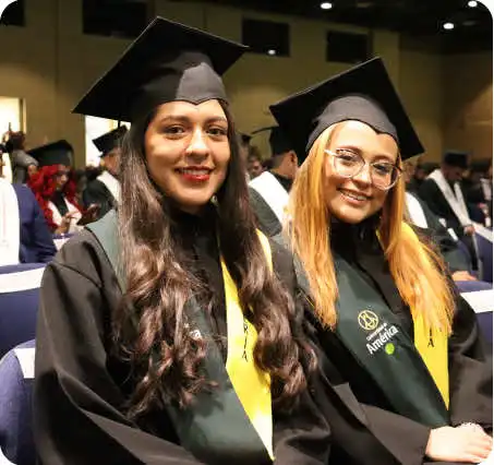 Ingeniería de Petróleos 2 Egresadas de Ingeniería de Petróleos de la Universidad de América en ceremonia de graduación.