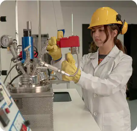 Ingeniería de Petróleos 1 Estudiante de Ingeniería de Petróleos en la Universidad de América realizando prácticas en laboratorio con equipos especializados