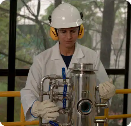 Estudiante de Ingeniería Industrial de la Universidad de América trabajando en planta con equipos de procesos industriales