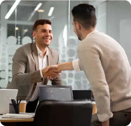 Egresado de Negocios Internacionales de la Universidad de América estrechando la mano en una negociación empresarial