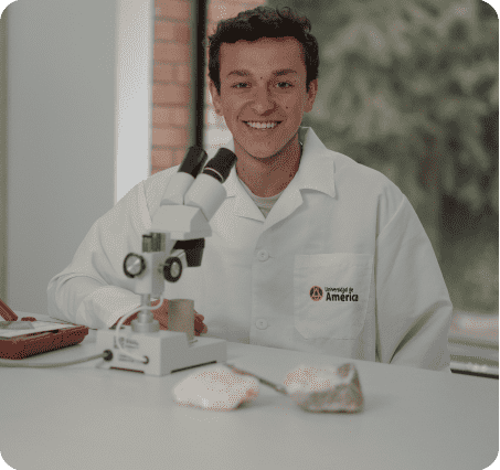Estudiante de la Universidad de América en Bogotá realizando prácticas de laboratorio en el proceso de admisiones