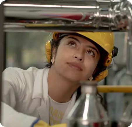 Pregrados 4 Estudiante de pregrados en la Universidad de América participando en prácticas de ingeniería con equipo especializado