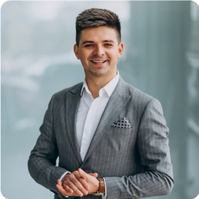 Prácticas y Pasantías 2 Egresado de la Universidad de América en traje formal