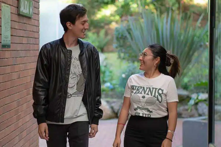 Bienestar 6 Estudiantes de la Universidad de América conversando en espacios de acompañamiento psicológico y bienestar.