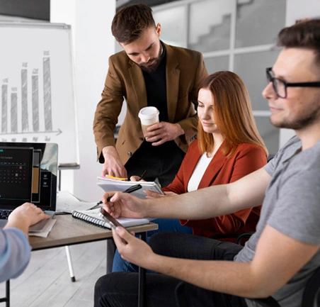 Maestría en Gerencia Integral de la Calidad y Productividad 3 Profesionales revisando gráficos e indicadores de desempeño para la mejora continua de procesos.