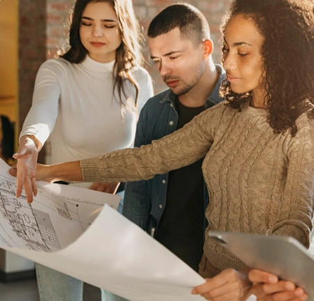 Maestría en Planeación Territorial 2 Profesional estudia mapas y documentos para proyectos de ordenamiento territorial.