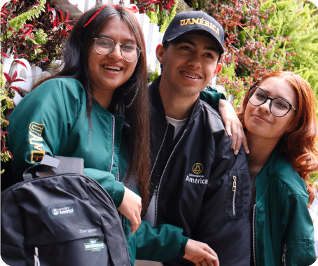Comunicaciones 2 Estudiantes de la Universidad de América sonriendo con chaquetas institucionales y mochila de bienvenida.
