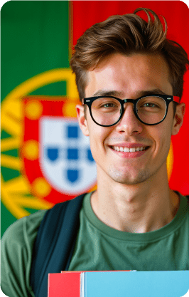 Curso de Portugués 2 Estudiante con libros y mochila frente a la bandera de Portugal en el Curso de Portugués de la Universidad de América