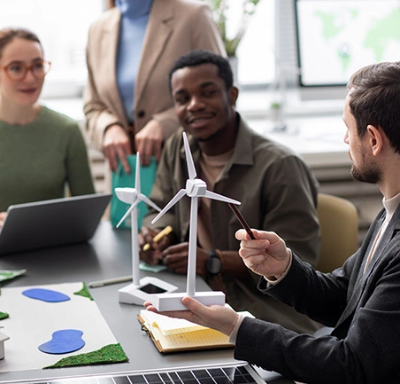 Maestría en Gestión Ambiental para la Competitividad 4 Estudiante diseñando proyectos ambientales con modelos de energía limpia.