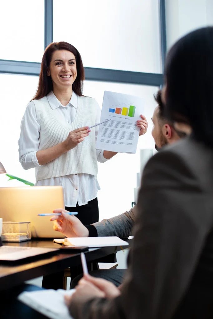 Maestría en Gerencia Integral de la Calidad y Productividad 1 Docente presentando indicadores de gestión de calidad y productividad durante una clase en la Universidad de América.