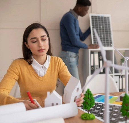 Maestría en Gestión Ambiental para la Competitividad 2 Grupo de profesionales discutiendo estrategias de energía renovable y gestión ambiental.