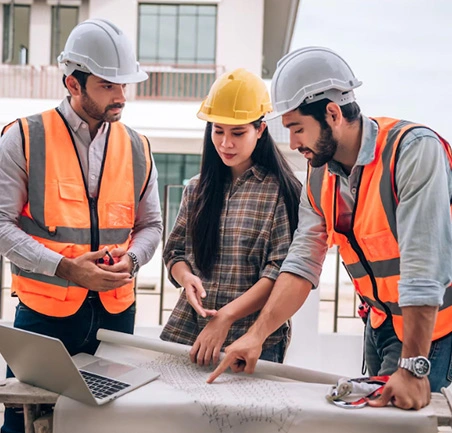 Especialización en Gerencia de Empresas Constructoras 5 Ingenieros revisando planos durante la Especialización en Gerencia de Empresas Constructoras de la Universidad de América