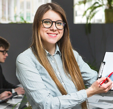 Especialización en Gerencia de Empresas 2 Profesional presentando resultados de gestión en la Especialización en Gerencia de Empresas de la Universidad de América
