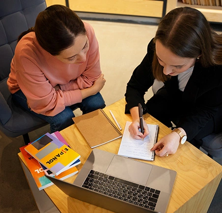 Estudiantes trabajando en planeación estratégica en la Especialización en Gerencia de la Calidad de la Universidad de América
