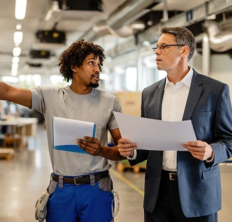 Profesionales supervisando procesos de producción en la Especialización en Gerencia de la Calidad Virtual de la Universidad de América
