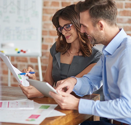 Profesionales evaluando reportes estratégicos en la Especialización en Gerencia de Proyectos de la Universidad de América