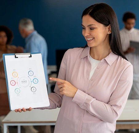 Especialización en Gerencia del Talento Humano 2 Estudiante presentando modelo de gestión en la Especialización en Gerencia del Talento Humano de la Universidad de América