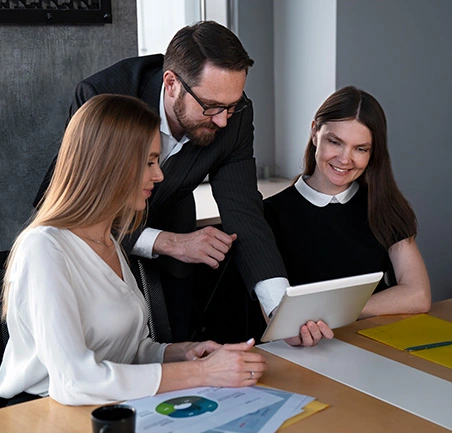 Especialización en Gerencia del Talento Humano 4 Profesionales trabajando en equipo en la Especialización en Gerencia del Talento Humano de la Universidad de América
