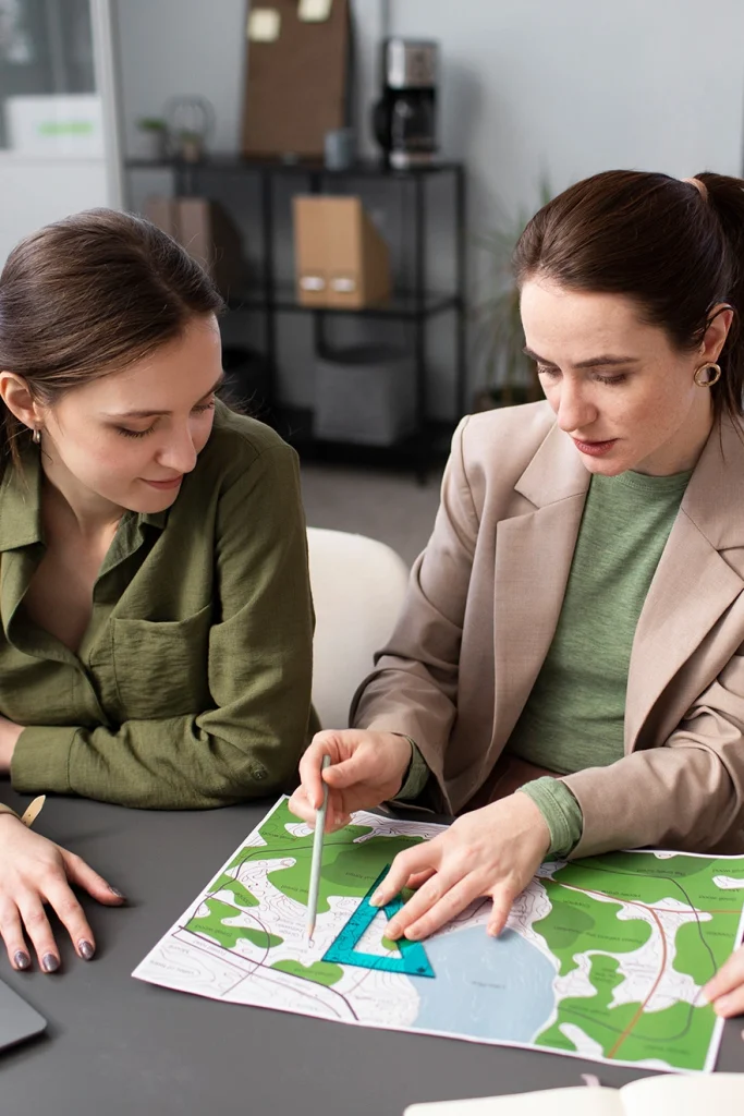 Profesionales trabajando en planeación ambiental en la Especialización en Gestión Ambiental de la Universidad de América