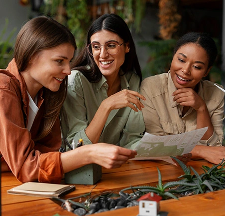 Estudiantes analizando estrategias de sostenibilidad en la Especialización en Gestión Ambiental de la Universidad de América