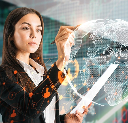 Profesional diseñando estrategias globales en la Especialización en Negocios Internacionales e Integración Económica de la Universidad de América