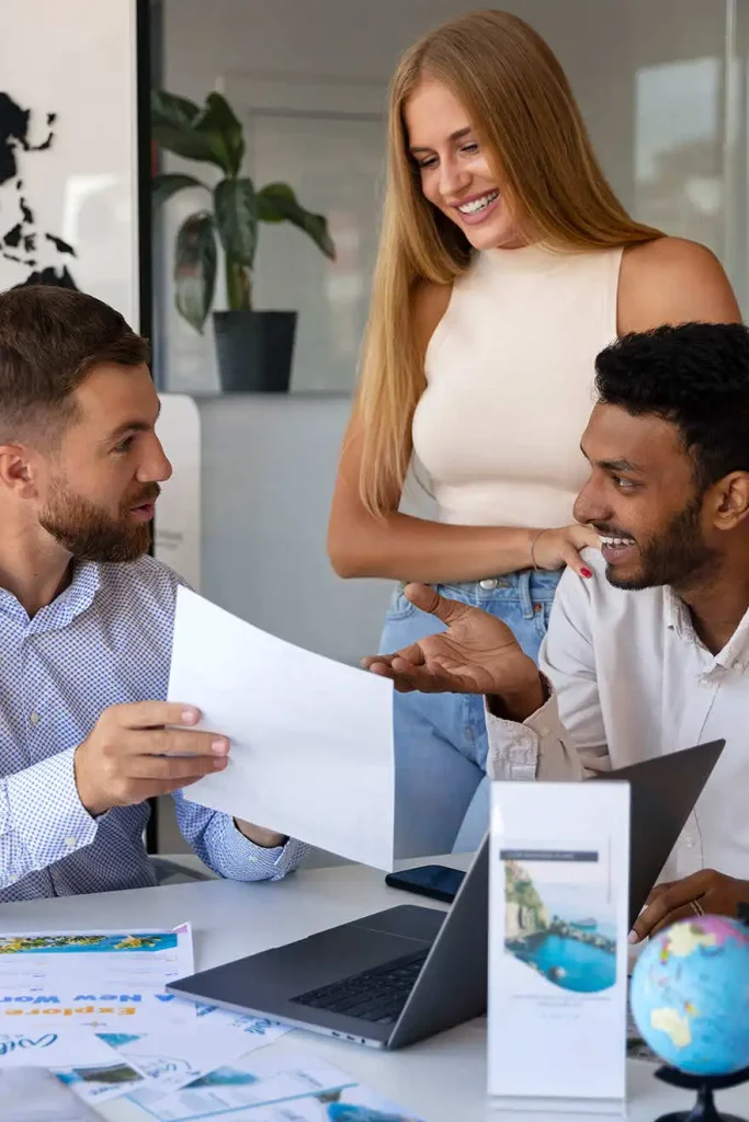 Estudiantes discutiendo estrategias globales en la Especialización en Negocios Internacionales e Integración Económica de la Universidad de América