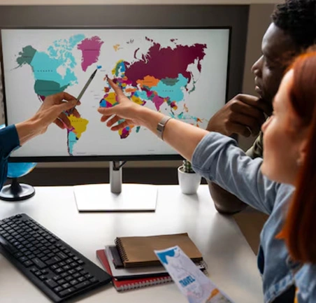 Profesionales analizando mapas mundiales en la Especialización en Negocios Internacionales e Integración Económica de la Universidad de América