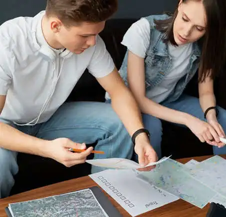 Especialización en Planeación Territorial 2 Dos estudiantes trabajando con mapas en la Especialización en Planeación Territorial de la Universidad de América