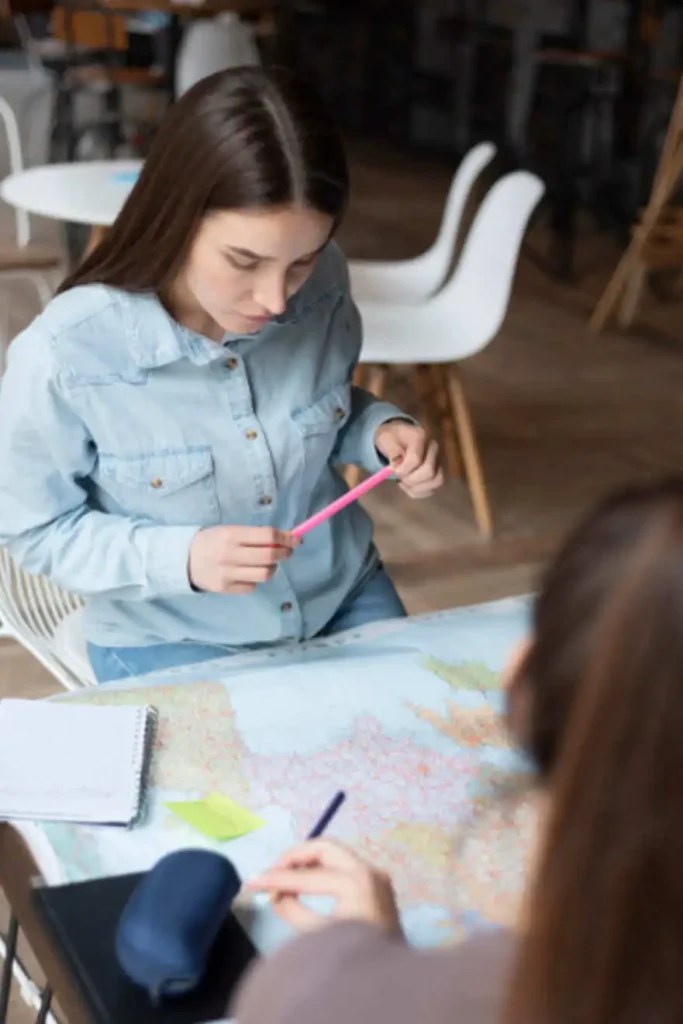 Especialización en Planeación Territorial 1 Estudiante analizando un mapa como parte de la Especialización en Planeación Territorial de la Universidad de América