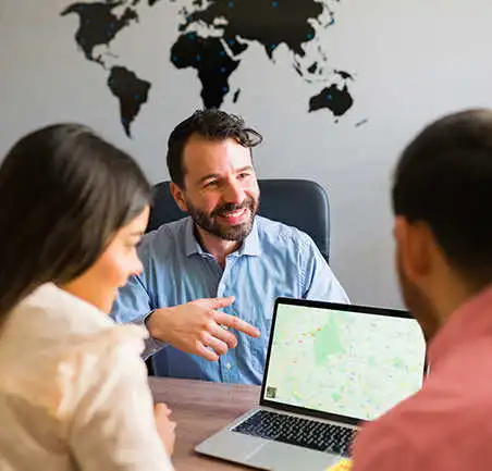 Especialización en Planeación Territorial 4 Profesor explicando con mapas digitales en la Especialización en Planeación Territorial de la Universidad de América