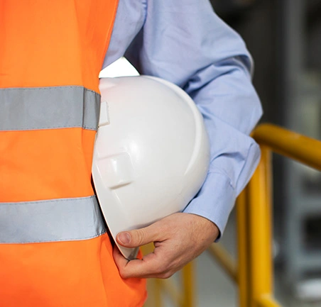 Profesional con casco de seguridad en la Especialización en Gestión de la Seguridad y Salud en el Trabajo de la Universidad de América