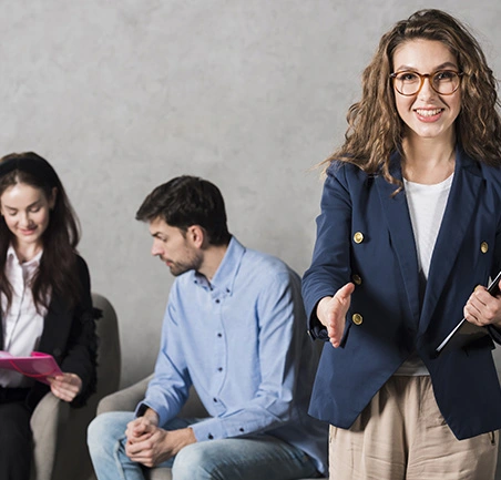 Profesional exponiendo estrategias de desarrollo organizacional en sesión de la Maestría en Gerencia del Talento Humano.