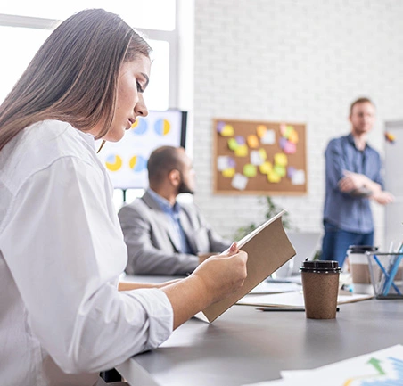Maestría en Gerencia del Talento Humano 2 Estudiante de la Maestría en Gerencia del Talento Humano Virtual tomando apuntes durante una clase online.