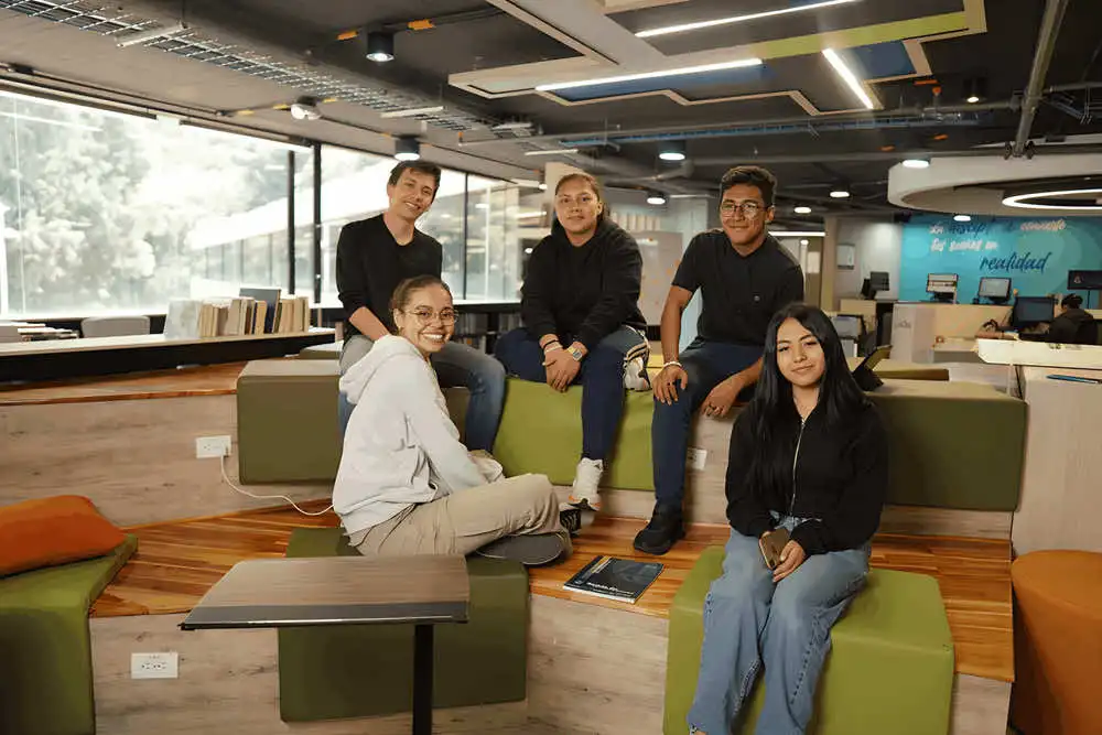 Internacionalización del Currículo 19 Grupo de estudiantes de la Universidad de América en un espacio colaborativo moderno.