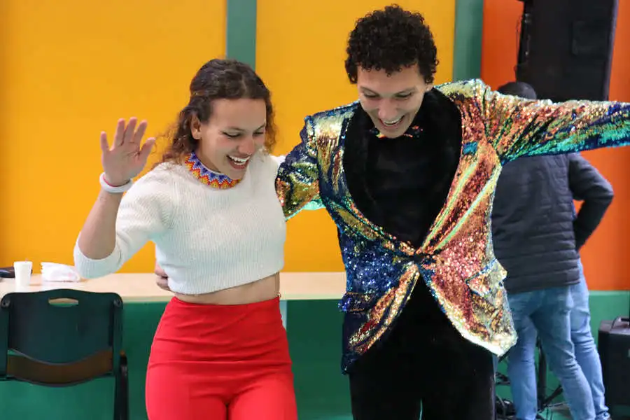 Bienestar 3 Estudiantes de la Universidad de América disfrutando de actividades culturales y artísticas en el Bienestar Institucional.