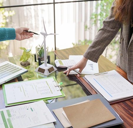 Maestría en Gestión Ambiental para la Competitividad 5 Profesionales revisan indicadores de gestión ambiental y sostenibilidad corporativa.