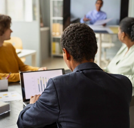 Maestría en Gerencia del Talento Humano 4 Docente guiando a estudiantes en la Maestría Virtual en Gerencia del Talento Humano.