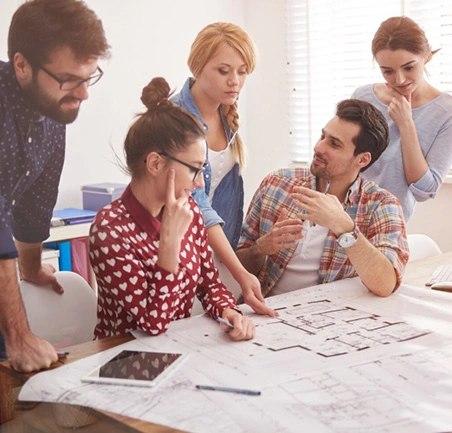 Maestría en Planeación Territorial 4 Especialistas analizan planos y mapas urbanos para proyectos de planeación territorial.