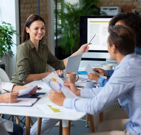 Maestría en Gerencia Integral de la Calidad y Productividad 4 Estudiante administrando su tiempo y proyectos de calidad desde un entorno virtual