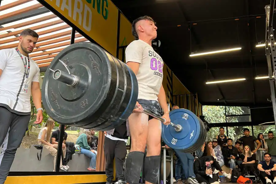 Bienestar 5 Estudiante entrenando en el gimnasio de la Universidad de América como parte de las actividades del Bienestar Institucional.