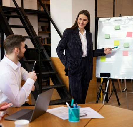 Profesional en silla de ruedas participando en equipo de trabajo diverso en la Maestría en Gerencia del Talento Humano.