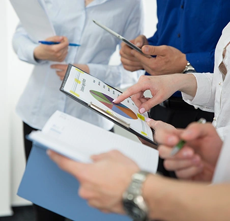 Maestría en Gerencia Integral de la Calidad y Productividad 5 Profesionales colaborando en un entorno inclusivo enfocado en la gestión de la calidad y la productividad.