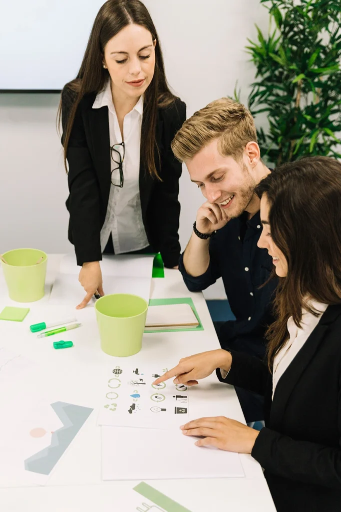 Maestría en Gestión Ambiental para la Competitividad 1 Profesionales analizan proyectos de sostenibilidad ambiental e innovación ecológica.
