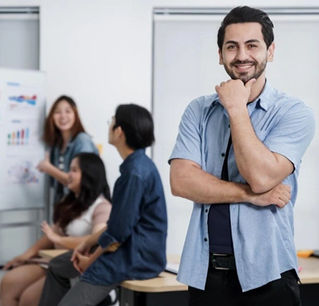 Maestría en Gerencia del Talento Humano 3 Profesional sonriente participando en equipo virtual de liderazgo y desarrollo organizacional.