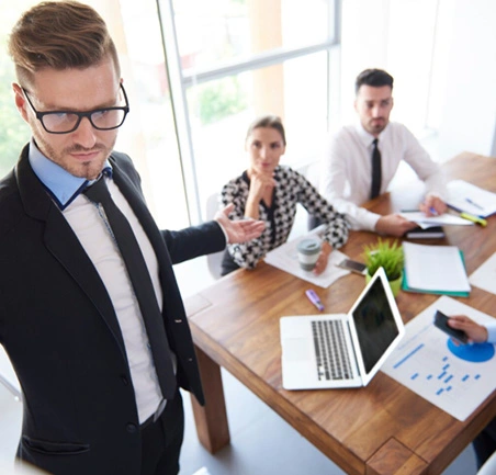 Maestría en Gerencia Integral de la Calidad y Productividad 3 Líder empresarial guiando reunión estratégica sobre mejora de procesos y gestión de calidad.