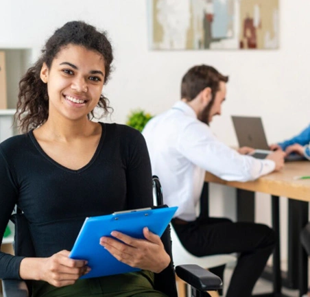 Estudiantes de la Maestría en Gerencia del Talento Humano participando en reunión de liderazgo y gestión de equipos.