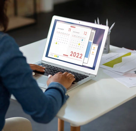 Maestría en Gerencia Integral de la Calidad y Productividad 5 Profesional exponiendo resultados de gestión de calidad y productividad en presentación virtual.