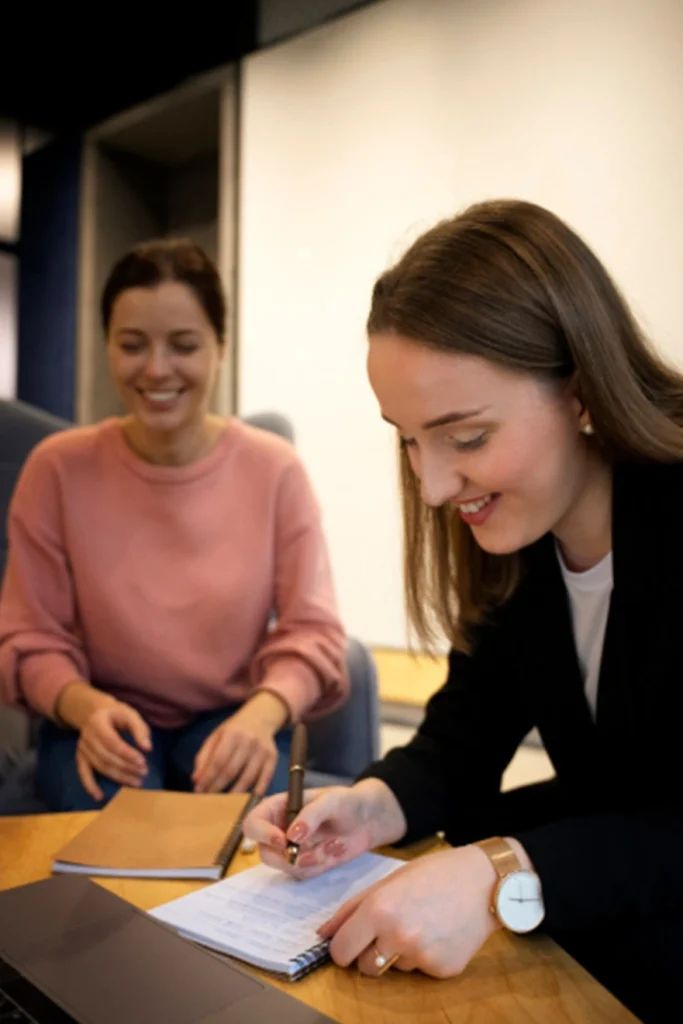 Estudiantes de la Maestría en Gerencia del Talento Humano de la Universidad de América trabajando en equipo en un entorno colaborativo.